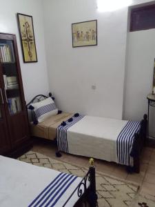 een slaapkamer met 2 bedden in een kamer bij Dar 36 LAKSIBA in Marrakesh