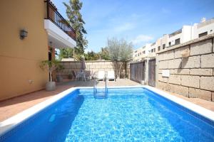 - une piscine dans l'arrière-cour d'une maison dans l'établissement Villa El Olivo del Sur, à Arona