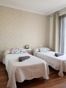 pokój z 2 łóżkami i ręcznikami w obiekcie Villa El Olivo del Sur w Aronie