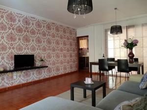- un salon avec un canapé et une table dans l'établissement Villa El Olivo del Sur, à Arona