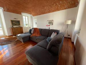 sala de estar con 2 sofás y sofá en Large, luxurious family apartment in Biella's historic center, en Biella