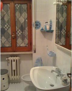 ロッカラーゾにあるAppartamento Roccarasoのバスルーム(洗面台、トイレ付)
