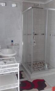 łazienka z prysznicem i toaletą w obiekcie Tinys Stayover w mieście Vosloorus