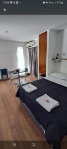 1 dormitorio con 1 cama con 2 toallas en Monoambientes Arizu en Godoy Cruz