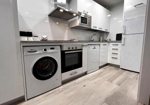 a kitchen with a washing machine and a washer at VUT PLAZA DEL ANGEL in Salamanca