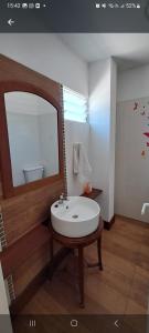 y baño con lavabo blanco y espejo. en Monoambientes Arizu en Godoy Cruz