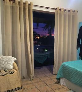 Off hostel floripa في فلوريانوبوليس: نافذة مع ستائر في غرفة مطلة