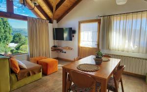 聖馬丁德洛斯安第斯的住宿－Huilko，客厅配有桌子和电视
