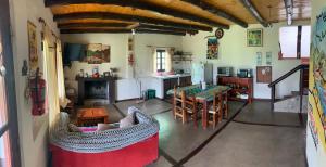 een keuken en een woonkamer met een tafel en stoelen bij HOSTAL ISABELLA in Tafí del Valle