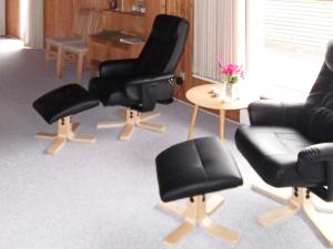 sala de estar con sillas negras y mesa en 4 person holiday home in Hvide Sande, en Bjerregård