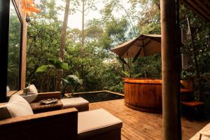Ein Garten an der Unterkunft BubbleSky Glamping Guatapé