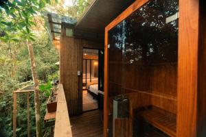 Ein Balkon oder eine Terrasse in der Unterkunft BubbleSky Glamping Guatapé