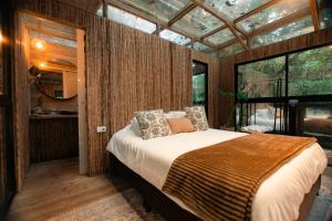 Ein Bett oder Betten in einem Zimmer der Unterkunft BubbleSky Glamping Guatapé
