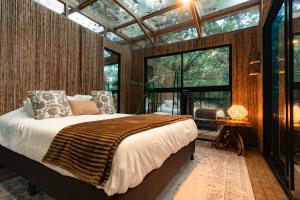 Schlafzimmer mit einem Bett und einer Glasdecke in der Unterkunft BubbleSky Glamping Guatapé in Guatapé
