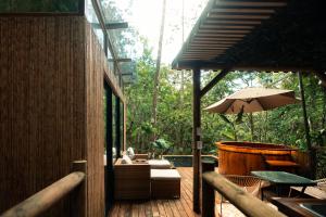 Ein Balkon oder eine Terrasse in der Unterkunft BubbleSky Glamping Guatapé