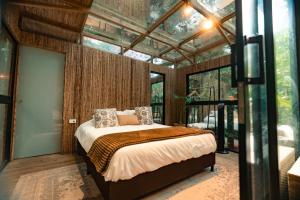 Ein Bett oder Betten in einem Zimmer der Unterkunft BubbleSky Glamping Guatapé