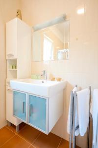 een badkamer met een witte wastafel en een spiegel bij Holiday home ''Villa Galetta'' in Ist