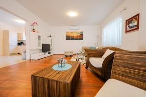 ein Wohnzimmer mit einem Sofa und einem Tisch in der Unterkunft Holiday home ''Villa Galetta'' in Ist