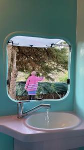 uma pessoa em pé na frente de um espelho em Ir por ai Arrábida em Azeitao