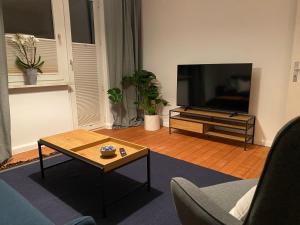 ein Wohnzimmer mit einem großen Flachbild-TV in der Unterkunft Apartment am Palaisgarten, NETFLIX, WLAN, Boxspringbett in Detmold