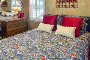 Una cama o camas en una habitación de Dobson Getaway with Private Pool and Game Room!
