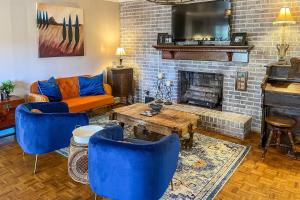 Un lugar para sentarse en Dobson Getaway with Private Pool and Game Room!