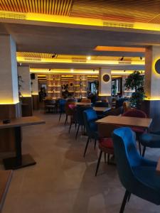 a restaurant with tables and chairs and lights at Apartman Šmizla N lux - Milmari Resort in Kopaonik