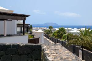 een uitzicht vanaf het dak van een huis met een stenen muur bij Villa Esterlicia in Playa Blanca