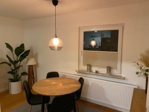 comedor con mesa y ventana en Apartment am Palaisgarten, NETFLIX, WLAN, Boxspringbett en Detmold