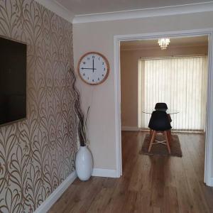 Μια τηλεόραση ή/και κέντρο ψυχαγωγίας στο Ideally located contemporary 3 bed spacious house