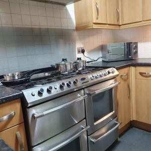 a kitchen with stainless steel appliances in a kitchen at Ideally located contemporary 3 bed spacious house in Wainscot