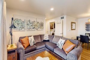 ein Wohnzimmer mit Sofa und Tisch in der Unterkunft Red Cliff 5B in Moab