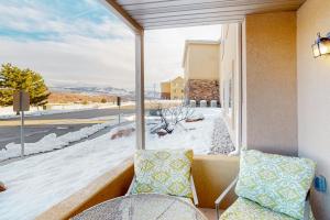 einen Balkon mit Blick auf eine schneebedeckte Straße in der Unterkunft Red Cliff 5B in Moab