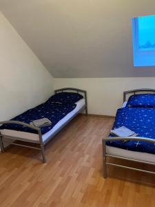 Habitación pequeña con 2 camas y suelo de madera. en 1 Zimmer (Monteurzimmer) Bruchsal/Forst 2 Personen, en Forst