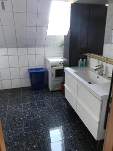 uma cozinha com um lavatório e um micro-ondas em 1 Zimmer (Monteurzimmer) Bruchsal/Forst 2 Personen em Forst