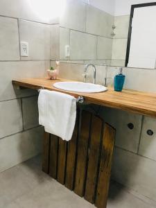 un baño con lavabo y una toalla blanca en una encimera en Hermosa casa con Jacuzzi y sauna en Chacras de Coria en Luján de Cuyo