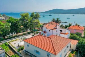 eine Luftansicht eines Hauses mit orangefarbenem Dach in der Unterkunft Holiday home ''Villa Galetta'' in Ist