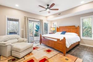 une chambre avec un lit et un canapé dans l'établissement Lakeside Retreat, à Brevard