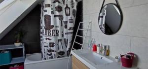 ein Bad mit einem Waschbecken und einem Spiegel in der Unterkunft Chambres chez Emmanuelle entre 2 Abers in Lannilis