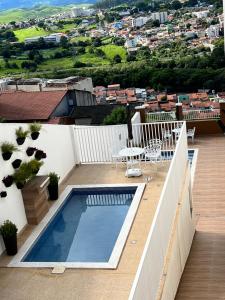 a balcony with a swimming pool on top of a building at Mirante Eventos & Hospedagem in Cachoeira Paulista