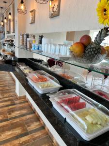 a buffet line in a restaurant with fruits and vegetables at Mirante Eventos & Hospedagem in Cachoeira Paulista