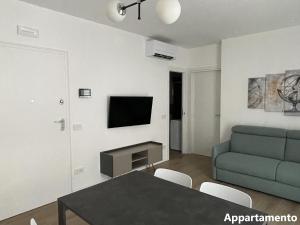 Televízia a/alebo spoločenská miestnosť v ubytovaní Casa di Cìì