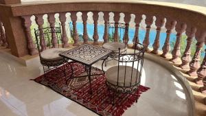 a set of three chairs and a table on a staircase at Villa Koebi in Monte ʼArrouit