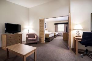 um quarto de hotel com uma cama e uma televisão em Best Western Golden Spike Inn & Suites em Hill City