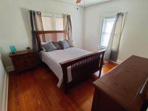 1 dormitorio con 1 cama y suelo de madera en Beautiful Mid Century Bungalow In The Heart of Lakeland, en Lakeland