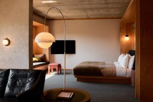 um quarto de hotel com uma cama e um sofá em Ace Hotel Toronto em Toronto