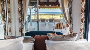 Saint-Louis的住宿－Domainde de Meilly - M&P Concept Vue mer Jacuzzi OU Piscine，海景客房 - 带一张沙发