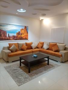 sala de estar con sofá y mesa de centro en Al-Aniqa Furnished Apartments en Riad