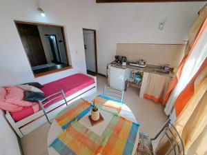 a small room with a table and a kitchen at Apartment Salta 4 pax in Salta
