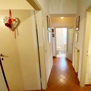 un couloir menant à une chambre dans l'établissement Casa Chianti, à Mercatale Val Di Pesa